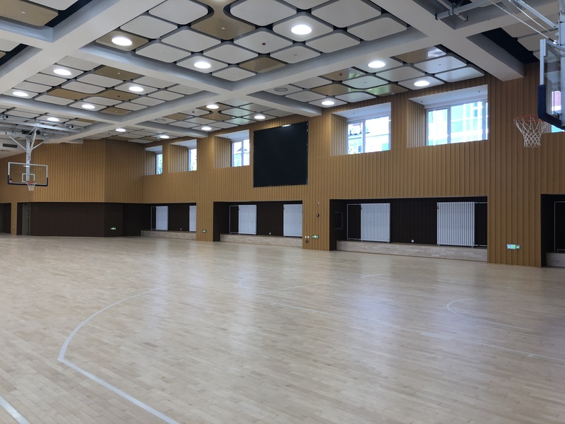 北京昌平新亚盈官网外国语学校体育馆木地板施工案例4